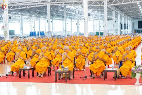 ภาพ No.83003:พิธีตักบาตร ณ บ้านแก้วเรือนทองคุณยายอาจารย์ฯ พิธีบูชาข้าวพระ ณ สภาธรรมกายสากล วัดพระธรรมกาย ในวันอาทิตย์ต้นเดือนที่ 2 ก.ค. พ.ศ.2566