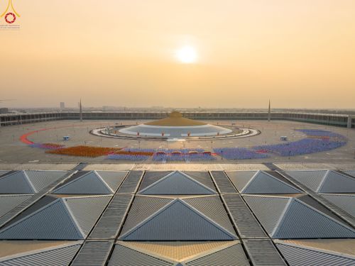 ภาพ No.79166:พิธีอัญเชิญองค์พระบรมพุทธเจ้า 24 องค์ เวียนประทักษิณรอบพระมหาธรรมกายเจดีย์ ณ วัดพระธรรมกาย  วันที่ 2 เมษายน พ.ศ. 2566