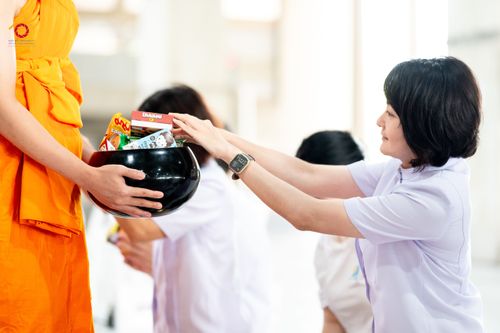 ภาพ No.336104:วันที่ 20 มิถุนายน พ.ศ. 2569 พิธีตักบาตรฉลองพระใหม่ โครงการอุปสมบทธรรมทายาทอุดมศึกษา รุ่นที่ 53