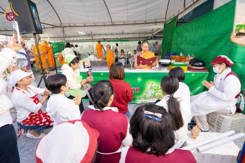 ภาพ No.290853:วันที่ 9 มกราคม พ.ศ. 2569 พิธีถวายภัตตาหารเป็นสังฆทาน แด่พระธรรมยาตรา ณ อนุสรณ์สถานคลองบางนางแท่น อ.สามพราน จ.นครปฐม ในโครงการธรรมยาตรา กตัญญูบูชา มหาปูชนียาจารย์ พระมงคลเทพมุนี(สด จนฺทสโร) พระผู้ปราบมาร อนุสรณ์สถาน 7 แห่ง ปีที่ 14