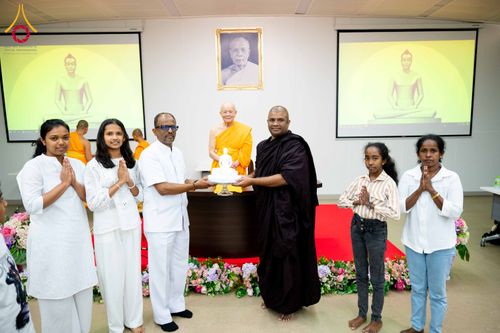 ภาพ No.313138:วันที่ 4 มีนาคม พ.ศ. 2559 หลวงพ่อทัตตชีโว รองเจ้าอาวาสวัดพระธรรมกาย ได้เมตตาถวายการต้อนรับปฏิสันถารพระอาคันตุกะจาก 19 ประเทศ ที่เดินทางมาร่วมงานวันมาฆบูชา ณ วัดพระธรรมกาย