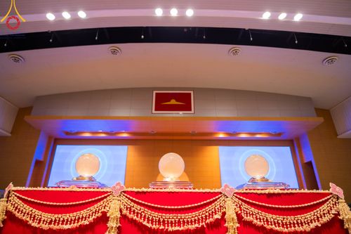 ภาพ No.86265:วันธรรมชัย ปีที่ 55 พิธีทอดผ้าป่ากฐินสมทบครั้งที่1, พิธีเจริญพุทธมนต์ ลูกนิมิตมหาสมบัติฯ พิธีจุดประทีป,พิธีฉลองชัยสวดมนต์บทธัมมจักกัปปวัตนสูตร วันอาทิตย์ที่ 27 สิงหาคม พ.ศ.2566 ณ สภาธรรมกายสากล / มหารัตนวิหารคด วัดพระธรรมกาย