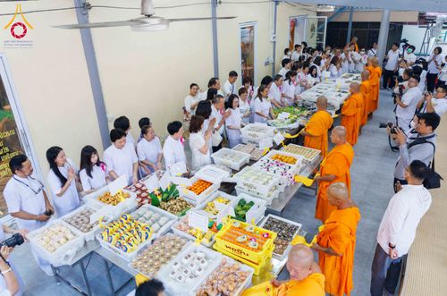 ภาพ No.295863:วันที่ 17 มกราคม พ.ศ. 2569 พิธีถวายภัตตาหารเป็นสังฆทาน แด่พระธรรมยาตรา ณ วัดโบสถ์บน ต.บางคูเวียง จ.นนทบุรี อนุสรณ์สถานลำดับที่ 4 สถานที่เกิดด้วยกายธรรม ในโครงการธรรมยาตรา กตัญญูบูชา มหาปูชนียาจารย์ พระมงคลเทพมุนี(สด จนฺทสโร) พระผู้ปราบมาร อนุสรณ์สถาน 7 แ