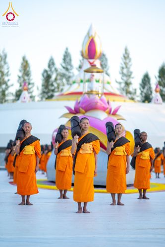 ภาพ No.290655:วันที่ 8 มกราคม พ.ศ. 2569 พระธรรมยาตราปฏิบัติธรรม และถ่ายภาพหมู่ประวัติศาสตร์ ในโครงการธรรมยาตรา กตัญญูบูชามหาปูชนียาจารย์ พระมงคลเทพมุนี(สด จนฺทสโร) พระผู้ปราบมาร อนุสรณ์สถาน 7 แห่ง ปีที่ 14 ณ อนุสรณ์สถานคลองบางนางแท่น อ.สามพราน จ.นครปฐม