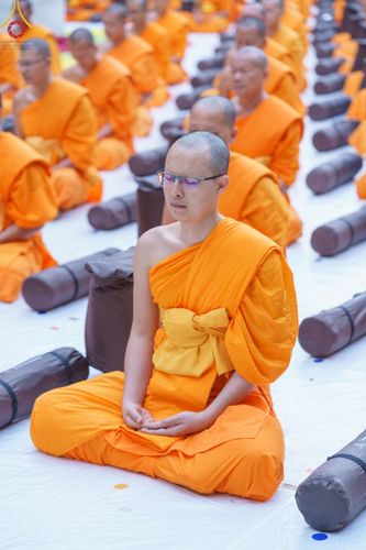 ภาพ No.189204:พระธรรมยาตราปฏิบัติธรรม และถ่ายภาพหมู่ประวัติศาสตร์ ในโครงการธรรมยาตรา กตัญญูบูชา มหาปูชนียาจารย์ พระมงคลเทพมุนี(สด จนฺทสโร) พระผู้ปราบมาร อนุสรณ์สถาน 7 แห่ง ปีที่ 13 วันที่ 4 มกราคม พ.ศ. 2568 ณ อนุสรณ์สถานมหาวิหารพระมงคลเทพมุนี (โลตัสแลนด์) อ.สองพี่น้อง