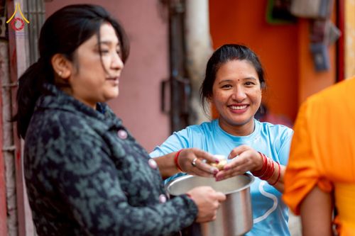 ภาพ No.213115:วันที่ 17 - 18 มีนาคม พ.ศ. 2568 คณะสงฆ์และสามเณรเดินบิณฑบาต รอบเมืองในพื้นที่ วัดสยมภูวนาถและราชวังปาตัน ณ เมืองกาฐมาณฑุ ประเทศเนปาล