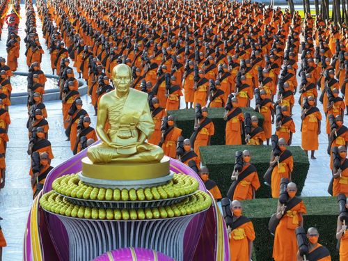 ภาพ No.104398:พระธรรมยาตราร่วมปฏิบัติธรรม และถ่ายภาพหมู่ประวัติศาสตร์ หน้ามหาวิหารพระมงคลเทพมุนี วันที่ 27 ธันวาคม พ.ศ. 2566