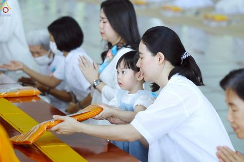 ภาพ No.240082:วันเสาร์ที่ 23 สิงหาคม พ.ศ. 2568 (วันพระ แรม 14 ค่ำ เดือน 9) พิธีบุพเปตพลี ครั้งที่ 169 ร่วมอุทิศบุญแด่หมู่ญาติที่ล่วงลับไปแล้ว และสืบทอดอายุพระพุทธศาสนา ณ หอฉันคุณยายอาจารย์ฯ วัดพระธรรมกาย