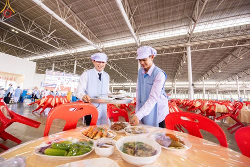 ภาพ No.60219:คณะสงฆ์ 10,000 กว่าวัดฉันภัตตาหารเพล ในวันคุ้มครองโลก วันจันทร์ที่ 22 เมษายน พ.ศ. 2567 ณ สภาธรรมกายสากล วัดพระธรรมกาย