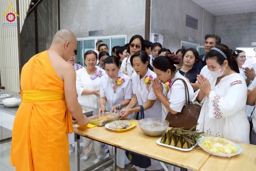 ภาพ No.277934:พิธีตัดปอยผมและปลงผมนาคธรรมทายาท พิธีขอขมาผู้ปกครอง ณ ศูนย์อบรมเยาวชนนครปฐม จ.นครปฐม และพิธีมอบบาตร ผ้าไตร นาคธรรมทายาท พิธีบรรพชา อุปสมบทหมู่ ณ วัดลาดหญ้าไทร จ.นครปฐม