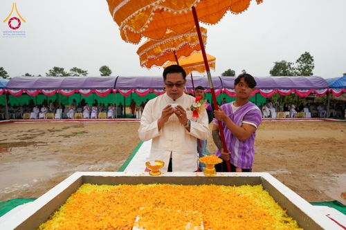 ภาพ No.174103:พิธีวางศิลาฤกษ์มหาสมบัติ โปรยรัตนชาติบ่อมงคลเศรษฐี ติดแผ่นทอง ลูกนิมิต - ช่อฟ้า เพื่อสถาปนาสร้างอุโบสถ บูชาธรรม 80 ปีหลวงพ่อธัมมชโย ณ วัดทุ่งเจริญธรรม อ.อมก๋อย จ.เชียงใหม่ วันที่ 8 พฤศจิกายน พ.ศ. 2567