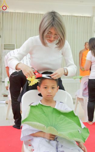 ภาพ No.216192:วันเสาร์ที่ 5 เมษายน พ.ศ. 2568 พิธีตัดปอยผม พิธีขอขมาผู้ปกครอง พิธีขอขมามอบผ้าไตร พิธีบรรพชา พิธีถวายบาตรสามเณร ณ ศูนย์ปฏิบัติธรรมและศูนย์อบรมเยาวชนเพชรบุรี ต.ท่าแลง อ.ท่ายาง จ.เพชรบุรี