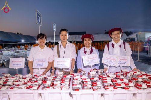 ภาพ No.193600:สาธุชนถวายภัตตาหารเป็นสังฆทาน แด่พระธรรมยาตรา ณ อนุสรณ์สถานคลองบางนางแท่น อ.สามพราน จ.นครปฐม ในโครงการธรรมยาตรา กตัญญูบูชา มหาปูชนียาจารย์ พระมงคลเทพมุนี(สด จนฺทสโร) พระผู้ปราบมาร อนุสรณ์สถาน 7 แห่ง ปีที่ 13 วันที่ 11 มกราคม พ.ศ. 2568