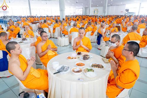 ภาพ No.157675:พิธีถวายภัตตาหารเมนูสวรรค์ ในพรรษาแห่งการเข้าถึงธรรม วันเสาร์ที่ 28 กันยายน พ.ศ. 2567 ณ หอฉันคุณยายอาจารย์ฯ วัดพระธรรมกาย