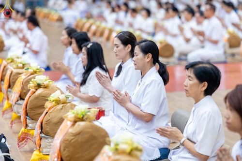 ภาพ No.180818:พิธีถวายภัตตาหารเมนูสวรรค์ และพิธีถวายอุปกรณ์กันหนาว แด่คณะพระภิกษุสามเณรวัดพระธรรมกาย วันอาทิตย์ที่ 8 ธันวาคม พ.ศ.2567 ณ สภาธรรมกายสากล วัดพระธรรมกาย