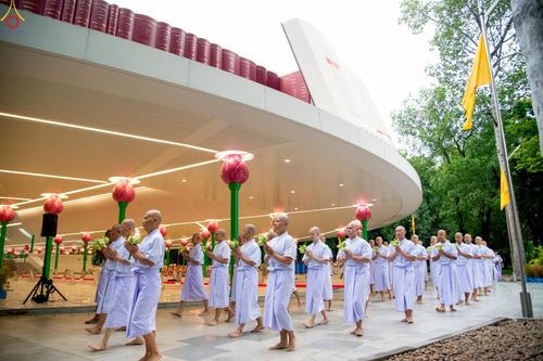 ภาพ No.228864:วันเสาร์ที่ 14 มิถุนายน พ.ศ. 2568 พิธีเวียนประทักษิณ , พิธีขอขมารับผ้าไตร ในโครงการบรรพชาอุปสมบทหมู่ ผู้บริหารรุ่นที่ 15 และ อุดมศึกษา รุ่นที่ 52 ณ โบสถ์พระไตรปิฎก วัดพระธรรมกาย