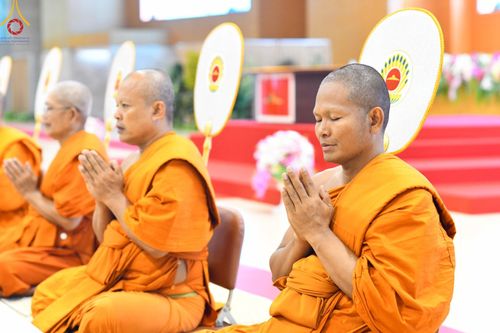 ภาพ No.146095:วันมหารำลึก ครั้งที่ 34 พิธีร่วมรำลึกถึงนักสร้างบารมีที่ล่วงลับไปแล้ว , พิธีสวดพระพุทธมนต์ ณ ห้องแก้วสารพัดนึก 1 วัดพระธรรมกาย วันเสาร์ที่ 27 กรกฎาคม พ.ศ. 2567