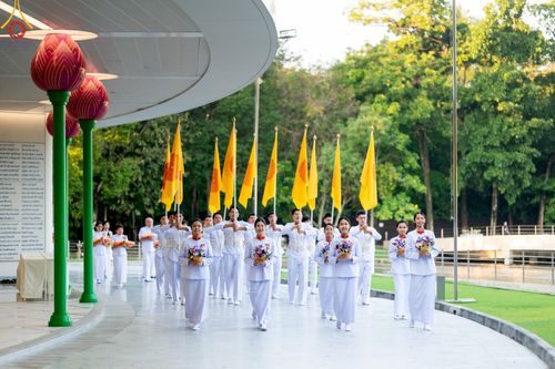 ภาพ No.159706:พิธีตัดปอยผมปลงผมนาคธรรมทายาท, พิธีบรรพชาอุปสมบทหมู่ โครงการอุปสมบทหมู่บูชาธรรม 140 ปี พระมงคลเทพมุนี (สด จนฺทสโร) ณ โบสถ์พระไตรปิฏก วัดพระธรรมกาย วันเสาร์ที่ 5 ตุลาคม พ.ศ. 2567
