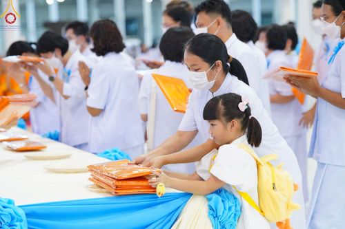 ภาพ No.99794:พิธีทอดผ้าป่า ต้นสมบัติจักรพรรดิ ในวันอาทิตย์ที่ 3 ธันวาคม พ.ศ. 2566 ณ สภาธรรมกายสากล วัดพระธรรมกาย จ.ปทุมธานี