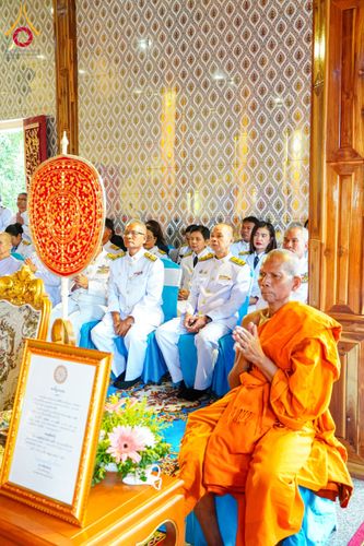 ภาพ No.146698:พิธีต้อนรับสัญญาบัตร พัดยศ ผ้าไตร ในโอกาสที่พระบาทสมเด็จพระเจ้าอยู่หัว ทรงพระกรุณาโปรดพระราชทานสัญญาบัตรตั้งสมณศักดิ์ พระวิมลศาสนวิเทศ (สำรวจ กมโล) เจ้าอาวาสวัดไทยนอร์เวย์ เป็นพระราชาคณะชั้นราช ในราชทินนามที่ “พระราชวชิรศาสนวิเทศ”