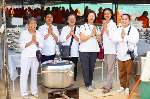 ภาพ No.127839:พิธีถวายภัตตาหารเป็นสังฆทาน แด่คณะพระธรรมยาตราฯ ในโครงการธรรมยาตราอัญเชิญพระบรมสารีริกธาตุ ประดิษฐาน ณ มหารัตนเจดีย์สิริปทุมสวรรค์ อ.บางกล่ำ จ.สงขลา วันที่ 9 มีนาคม พ.ศ. 2567