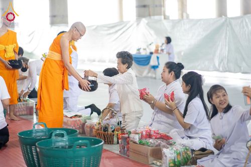 ภาพ No.145665:พิธีตักบาตรโครงการบรรพชาสามเณร โรงเรียนนานาชาติ รุ่นที่ 13 ณ มหารัตนวิหารคด 9 วัดพระธรรมกาย วันเสาร์ที่ 20 กรกฎาคม พ.ศ. 2567