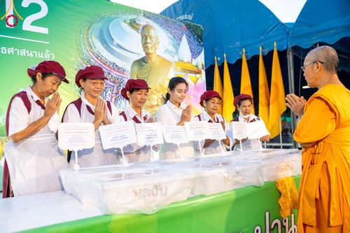 ภาพ No.108094:พิธีถวายภัตตาหารเป็นสังฆทาน แด่คณะพระธรรมยาตราฯ ในโครงการธรรมยาตรากตัญญูบูชา มหาปูชนียาจารย์ พระมงคลเทพมุนี(สด จนฺทสโร) พระผู้ปราบมาร อนุสรณ์สถาน 7 แห่ง ปีที่ 12 วันที่ 8 มกราคม พ.ศ. 2567 ณ อนุสรณ์สถานมหาวิหารพระมงคลเทพมุนี (โลตัสแลนด์) อ.สองพี่น้อง จ.สุ