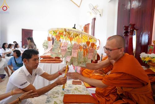 ภาพ No.167207:พิธีทอดกฐิน ณ วัดป่าสวนพฤกษชาติ ต.ทุ่งโพธิ์ อ.นาดี จ.ปราจีนบุรี ในโครงการกฐินสามัคคีทั่วไทย 30,000 วัด บูชาธรรม 80 ปี หลวงพ่อธัมมชโย โดยคณะศิษยานุศิษย์วัดพระธรรมกาย วันที่ 24 ตุลาคม พ.ศ. 2567