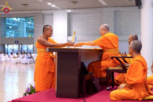 ภาพ No.232157:วันอาทิตย์ที่ 6 กรกฏาคม พ.ศ. 2568 พิธีมอบโล่เกียรติคุณ สวดธัมมจักกัปปวัตตนสูตร และรางวัลโครงการผู้นำแสงสว่างออนไลน์ ณ ห้องแก้วสารพัดนึก1 สภาธรรมกายสากล วัดพระธรรมกาย