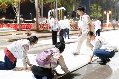 ภาพ No.185579:V.47 เบื้องหลังของเบื้องหน้า งานตักบาตรพระ 10,000 รูป ณ จ.กาญจนบุรี วันที่ 20-21 ธันวาคม พ.ศ. 2567