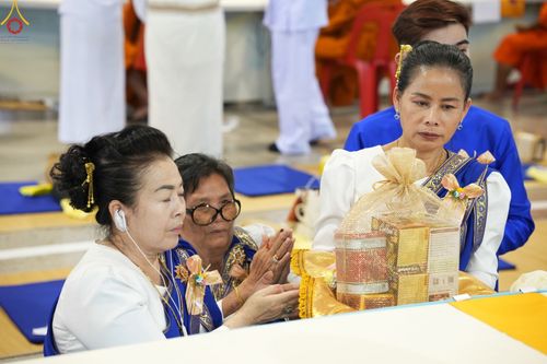 ภาพ No.85368:พิธีถวายมหาสังฆทานคณะสงฆ์ 2000 กว่าวัดทั่วประเทศปีที่ 23, พิธีถวายไทยธรรมคณะสงฆ์ 323 วัด 4 จังหวัดชายแดนภาคใต้, พิธีมอบปัจจัยช่วยเหลือครู 4 จังหวัดชายแดนภาคใต้ ณ สภาธรรมกายสากล วัดพระธรรมกาย ในวันสมาธิโลก อาทิตย์ที่ 6 สิงหาคม พ.ศ. 2566