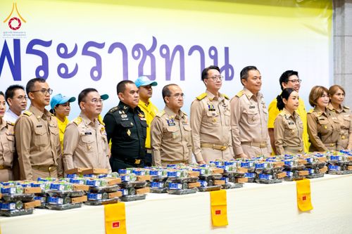 ภาพ No.208958:พระบาทสมเด็จพระเจ้าอยู่หัว ทรงมีพระราชศรัทธาทรงพระกรุณาโปรดเกล้าฯ ให้บำเพ็ญพระราชกุศลถวายภัตตาหารพระราชทาน การสอบบาลีสนามหลวง ณ วัดพระธรรมกาย ย อ.คลองหลวง จ.ปทุมธานี วันที่ 23-24 กุมภาพันธ์ พ.ศ. 2568