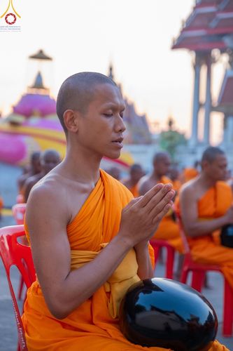 ภาพ No.197644:พิธีตักบาตรพระธรรมยาตรา ณ อนุสรณ์สถานลำดับที่ 4 สถานที่เกิดด้วยกายธรรม วัดโบสถ์(บน) ต.บางคูเวียง จ.นนทบุรี ในโครงการธรรมยาตรา กตัญญูบูชา มหาปูชนียาจารย์ พระมงคลเทพมุนี(สด จนฺทสโร) พระผู้ปราบมาร อนุสรณ์สถาน 7 แห่ง ปีที่ 13 วันที่ 19 มกราคม พ.ศ. 2568