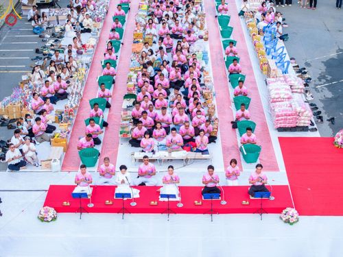 ภาพ No.150806:พิธีเจริญพระพุทธมนต์ และทำบุญตักบาตรแด่คณะสงฆ์ จำนวน 121 รูป เนื่องในโอกาสฉลองครบรอบ 120 ปี อำเภอคลองหลวง จังหวัดปทุมธานี เพื่อถวายเป็นพุทธบูชา ช่วยเหลือผู้ประสบความเดือดร้อนจากอุทกภัย และคณะสงฆ์ 323 วัด 4 จังหวัดชายแดนภาคใต้ วันเสาร์ที่ 31 สิงหาคม พ.ศ. 