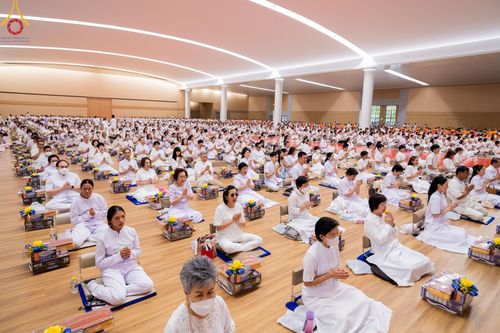 ภาพ No.145241:พิธีถวายผ้าอาบน้ำฝนและประทีปโคมไฟ ณ สภาธรรมกายสากล วัดพระธรรมกาย วันเสาร์ที่ 20 กรกฎาคม พ.ศ. 2567