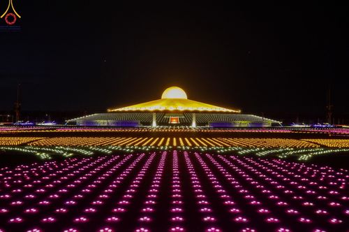 ภาพ No.150311:พิธีจุดประทีป และพิธีฉลองชัยสวดมนต์ บทธัมมจักกัปปวัตตนสูตร ครบ 6,668,272,727 จบ เนื่องในวันธรรมชัย 27 สิงหาคม พ.ศ. 2567 ณ มหารัตนวิหารคด วัดพระธรรมกาย