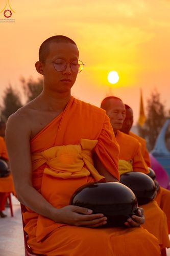 ภาพ No.201032:พิธีตักบาตรพระธรรมยาตรา ณ อนุสรณ์สถานลำดับที่ 5 สถานที่เผยแผ่วิชชาธรรมกายครั้งแรก อนุสรณ์สถานบางปลา วัดบางปลา อำเภอบางเลน จังหวัดนครปฐม ในโครงการธรรมยาตรา กตัญญูบูชา มหาปูชนียาจารย์ พระมงคลเทพมุนี(สด จนฺทสโร) พระผู้ปราบมาร อนุสรณ์สถาน 7 แห่ง ปีที่ 13