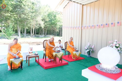 ภาพ No.142928:พิธีเจริญพระพุทธมนต์ โปรยรัตนชาติ เพื่อความเป็นสิริมงคล  ณ พื้นที่ก่อสร้างอาคารปฏิบัติธรรม “แก้วธรรมชัยรัตนอนันต์”  วัดพระธรรมกายเทนเนสซี ประเทศสหรัฐอเมริกา วันอังคารที่ 2 กรกฎาคม พ.ศ. 2567