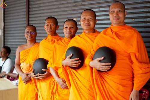 ภาพ No.245828:วันที่ 13-14 กันยายน พ.ศ. 2568 เจ้าหน้าที่ทุกสถานะ ทุกส่วนงาน ร่วมแรงร่วมใจ ปฏิบัติหน้าที่ เตรียมงาน เก็บงาน ตักบาตรพระ 555 รูป อ.เบตง จยะลา