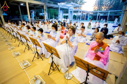 ภาพ No.194908:พิธีถวายภัตตาหารเป็นสังฆทาน แด่พระธรรมยาตรา ณ อนุสรณ์สถานมหาวิหารพระมงคลเทพมุนี (โลตัสแลนด์) อ.สองพี่น้อง จ.สุพรรณบุรี ในโครงการธรรมยาตรา กตัญญูบูชา มหาปูชนียาจารย์ พระมงคลเทพมุนี(สด จนฺทสโร) พระผู้ปราบมาร แห่ง ปีที่ 13 วันที่ 14 มกราคม พ.ศ.2568