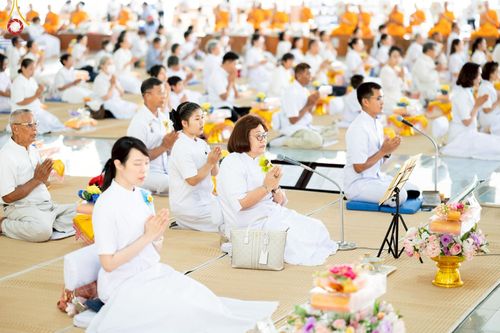 ภาพ No.220703:วันเสาร์ที่ 26 เมษายน พ.ศ.2568 (วันพระ แรม 15 ค่ำ เดือน 5) พิธีถวายภัตตาหารเมนูสวรรค์ "เพื่อการบรรลุธรรม" และ พิธีบุพเปตพลี ครั้งที่ 163 ร่วมอุทิศบุญแด่หมู่ญาติที่ล่วงลับไปแล้ว และสืบทอดอายุพระพุทธศาสนา ณ หอฉันคุณยายอาจารย์ฯ วัดพระธรรมกาย