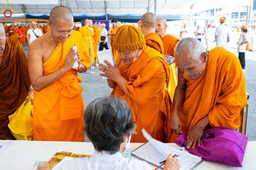 ภาพ No.60322:การต้อนรับพระสังฆาธิการ 10,000 กว่าวัดทั่วประเทศ พิธีมอบปัจจัยช่วยเหลือครู 4 จังหวัดชายแดนภาคใต้ พิธีปฏิบัติธรรม ในวันคุ้มครองโลก วันจันทร์ที่ 22 เมษายน พ.ศ.2567 ณ วัดพระธรรมกาย จ.ปทุมธานี