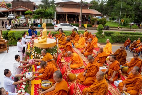 ภาพ No.229856:วันพฤหัสบดีที่ 26 มิถุนายน พ.ศ. 2568 พิธีตักบาตรพระ 1,165 รูป ฉลองก่อตั้งเมืองวานรนิวาส ครบรอบ 164 ปี ณ ถนนวานรนิวาส-อากาศอำนวย อ.วานรนิวาส จ.สกลนคร