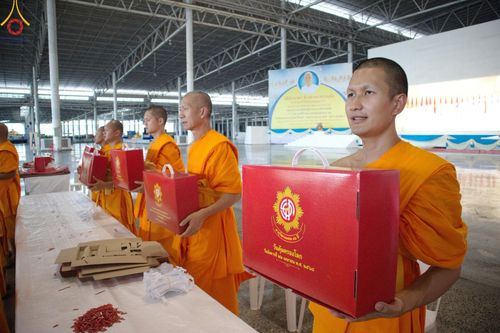 ภาพ No.210879:วันที่ 15 มีนาคม พ.ศ. 2568  บุญบรรจุกล่องไทยธรรม เพื่อถวายแด่พระสังฆาธิการ 40,000 กว่าวัดทั่วไทย ในวันคุ้มครองโลก 22 เมษายน พ.ศ. 2568