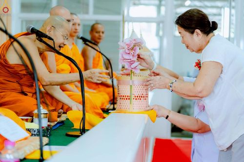 ภาพ No.266835:วันที่ 5 พฤศจิกายน พ.ศ. 2568 พิธีทอดกฐิน ณ อนุสรณ์สถานพระมงคลเทพมุนี  (สด จนฺทสโร) ผู้ค้นพบวิชชาธรรมกาย สถานที่ตั้งมโนปณิธานบวชตลอดชีวิต คลองบางนางแท่น ต.หอมเกร็ด อ.สามพราน จ.นครปฐม