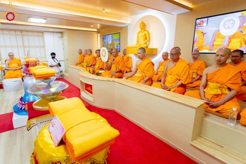 ภาพ No.221294:วันศุกร์ที่ 25 เมษายน พ.ศ. 2568 พิธีอัญเชิญรูปเหมือนพระมงคลเทพมุนี (สด จนฺทสโร) พระผู้ปราบมาร พิธีทอดผ้าป่าสามัคคี 25 ปี พิธีถวายสังฆทาน 15 วัด แด่เจ้าอาวาสภาคพื้นเอเชีย และแอฟริกา ในวาระครบ 25 ปี วัดพระธรรมกายโอซาก้า ประเทศญี่ปุ่น