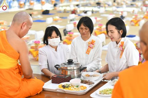 ภาพ No.169772:พิธีถวายภัตตาหารเมนูสวรรค์ "เพื่อการบรรลุธรรม" เนื่องในวันลอยกระทง (ขึ้น 15 ค่ำ เดือน 12) วันศุกร์ที่ 15 พฤศจิกายน พ.ศ. 2567 ณ หอฉันคุณยายอาจารย์ฯ วัดพระธรรมกาย