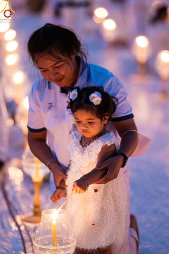 ภาพ No.129611:พิธีจุดประทีป 10,000 ดวง น้อมถวายเป็นพุทธบูชา ณ มหารัตนเจดีย์สิริปทุมสวรรค์ (เจดีย์อริยพุทธะ 5 พระองค์) ศูนย์ปฏิบัติธรรมภาคใต้ อ.บางกล่ำ จ.สงขลา  วันที่ 10 มีนาคม พ.ศ. 2567