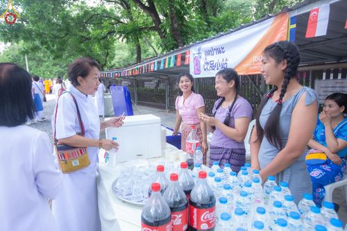 ภาพ No.143885:พิธีตัดปอยผม โครงการอุปสมบทหมู่ พระธรรมทายาทนานาชาติ (ภาษาจีน) รุ่นที่ 19 วันอาทิตย์ที่ 7 กรกฎาคม พ.ศ. 2567 ณ สนามหญ้า หน้าบ้านแก้วอาสาสมัคร วัดพระธรรมกาย