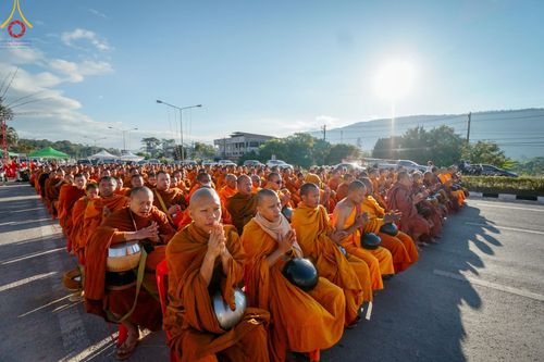 ภาพ No.187154:พิธีตักบาตรพระ ๕๐๐ รูป "สร้างบุญใหญ่ ส่งท้ายปีเก่า ต้อนรับปีใหม่ ๒๕๖๘" วันเสาร์ที่ ๒๘ ธันวาคม พ.ศ. ๒๕๖๗ ณ ถนนหน้าที่ว่าการอำเภอภูเรือ จังหวัดเลย